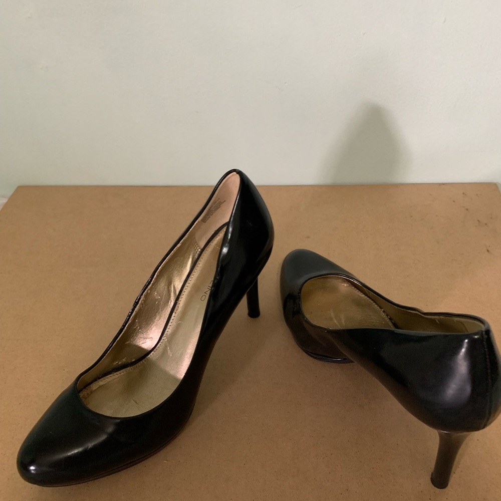 Black pumps